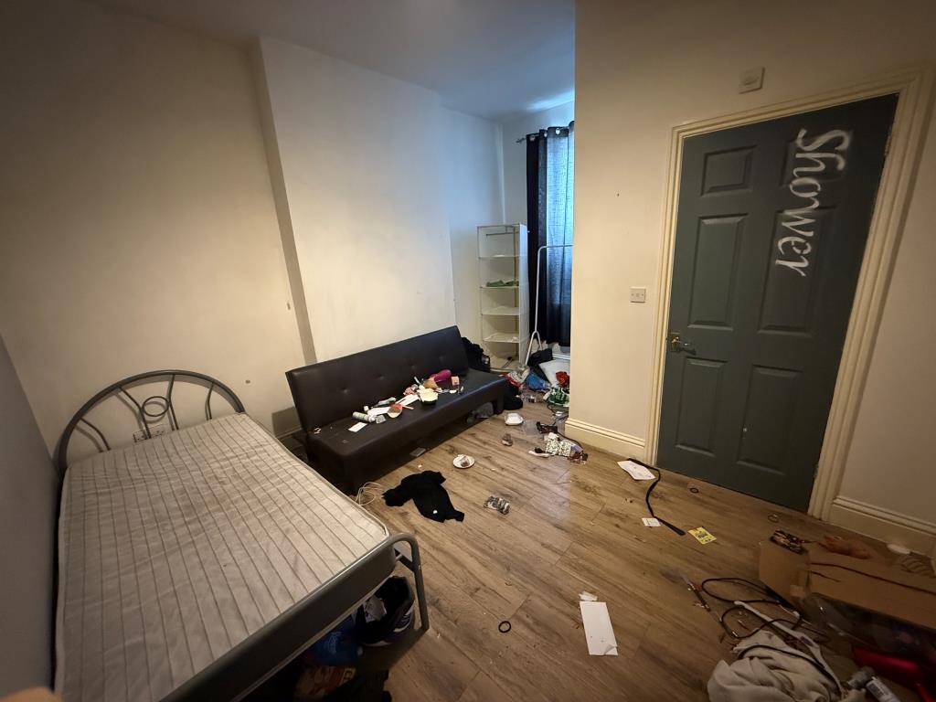 Lot: 154 - SEVEN-BEDROOM HOUSE OF MULTIPLE OCCUPATION - Bedroom two with en-suite